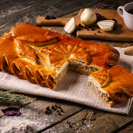 Заливной пирог с мясом на кефире, пошаговый рецепт с фото от автора Елена Некрасова на ккал